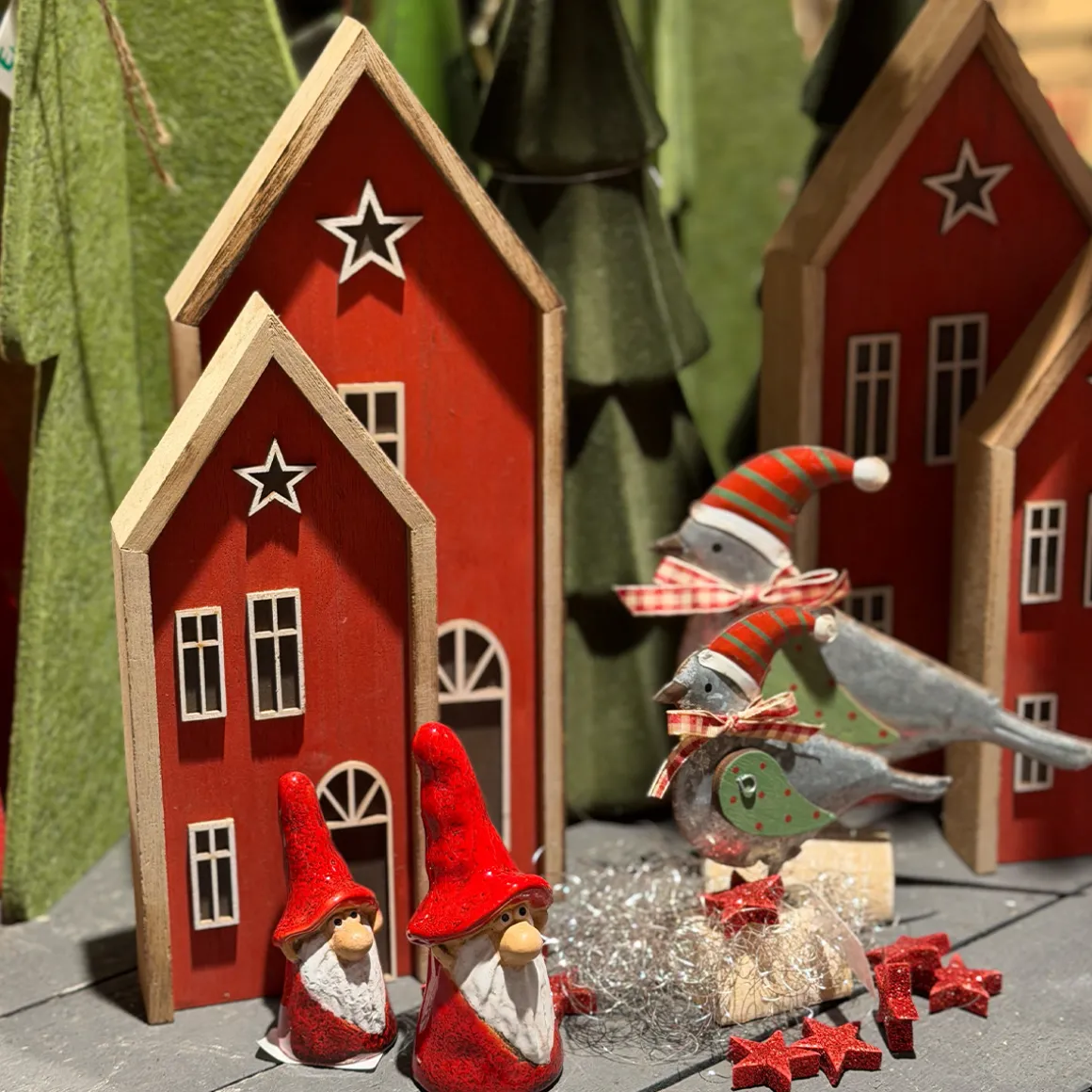 Deko Haus, Weihnachtshaus, Holzhaus mit Stern, rot-natur, 13x31cm, Aufsteller