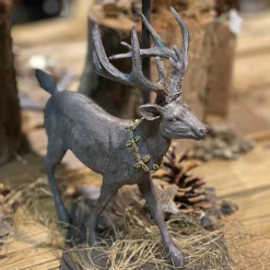 Deko Hirsch, großer brauner Hirsch mit goldenem Kranz, stehend, 39x37cm