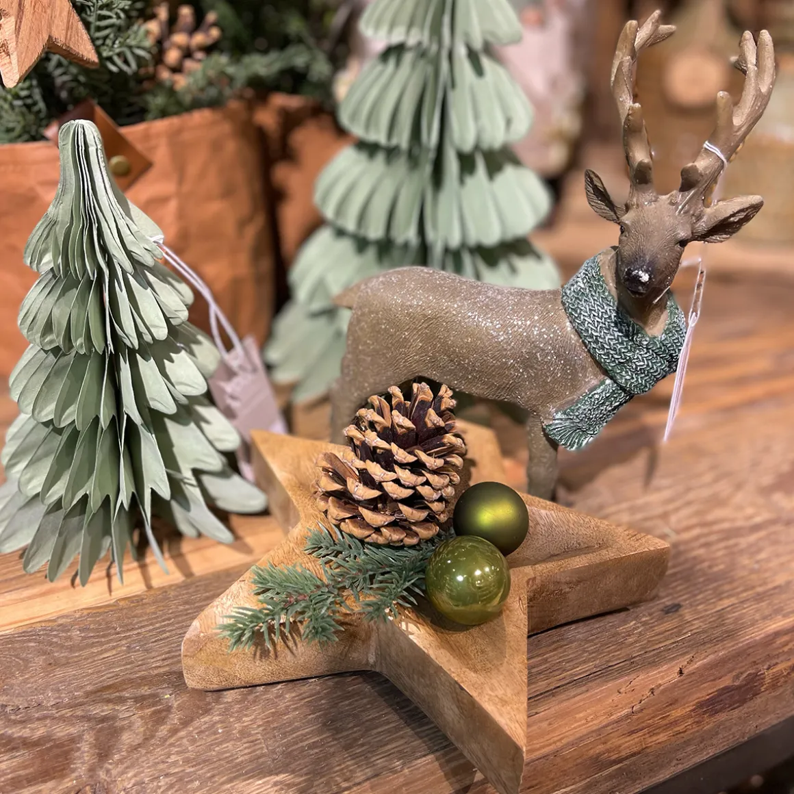 Deko Hirsch Winter, Winterhirsch mit Schal, stehend, 16x22cm