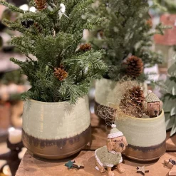 Deko Hund Winter, Hund mit Pulli und Pudelmütze, braun-grün, 14cm