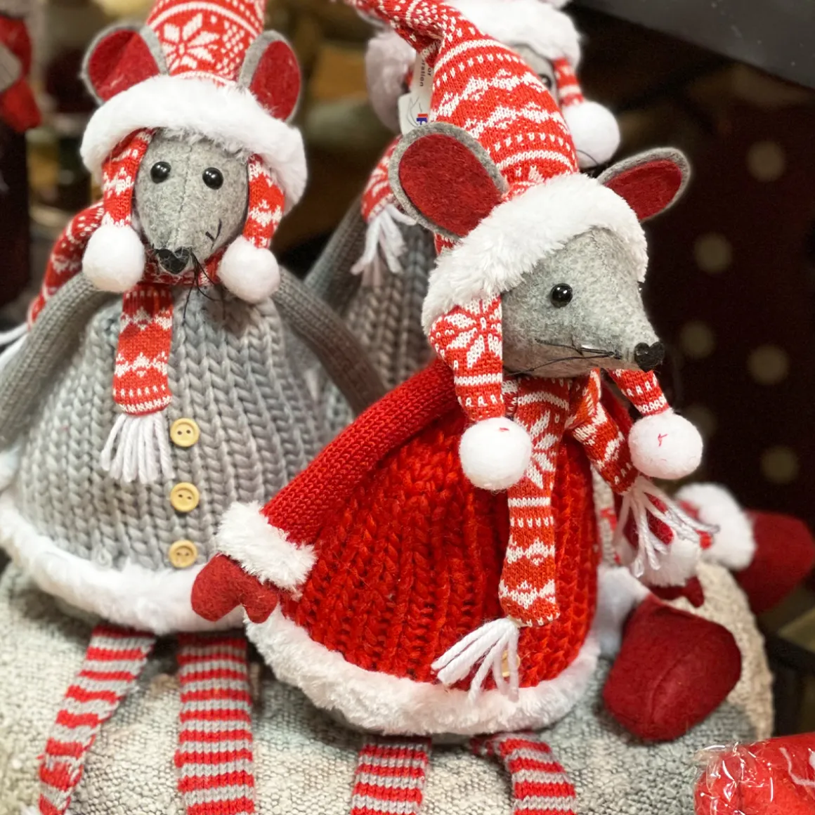 Deko Maus, Weihnachtsmaus Albert mit Strickmütze und Schal, Bammelbeine, rot/grau, 43cm
