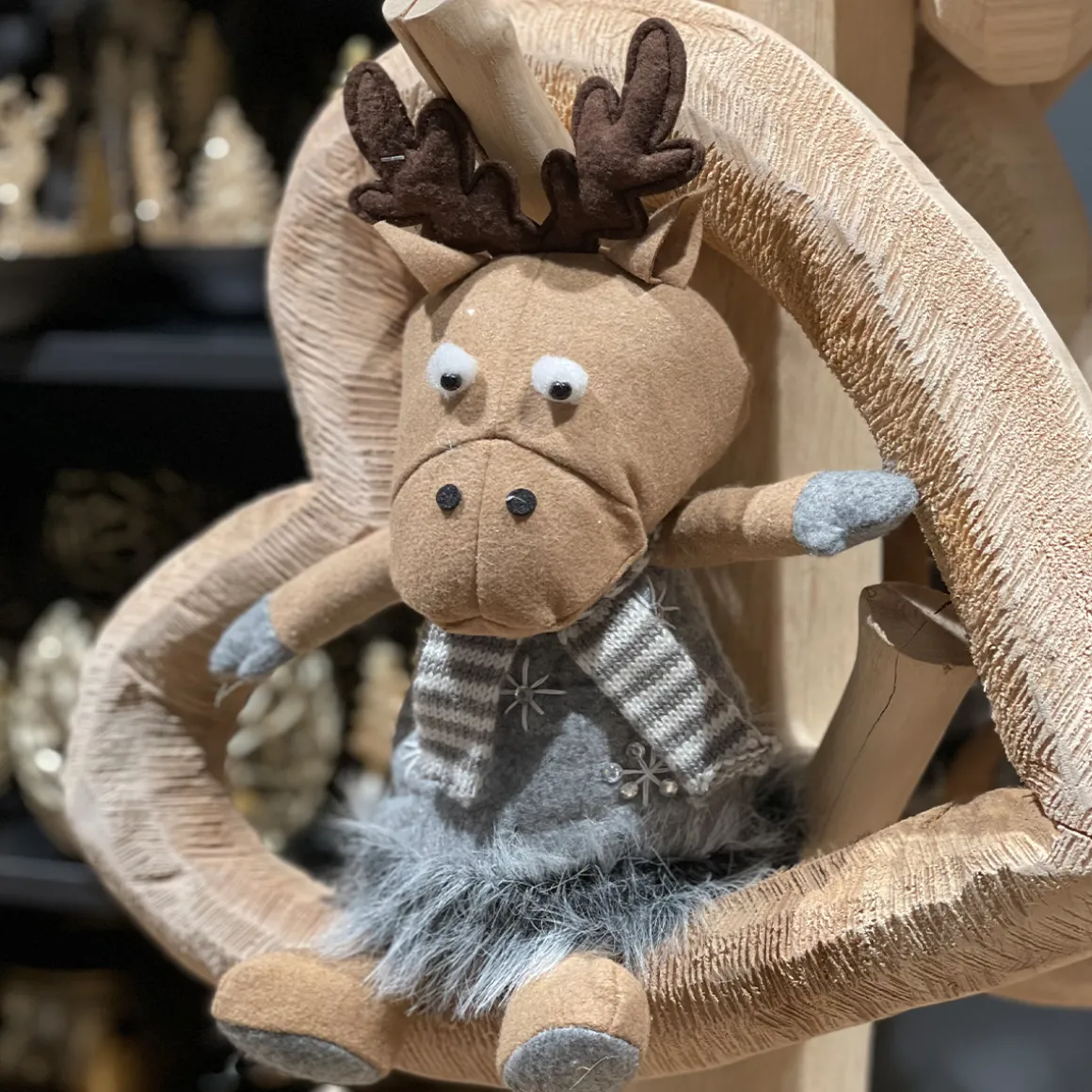 Deko Rentier, Weihnachtsrentier Sven, graues Kleid und Schal, 36cm