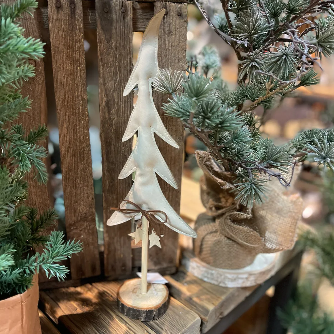 Deko Tannenbaum, Kunstleder Weihnachtsbaum mit Holzsterne und Schleife, creme, auf Holzfuß, 40cm