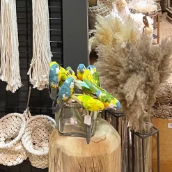 Deko Vogel bunt, Wellensittich auf Holzstange, blau-gelb-grün, 28cm