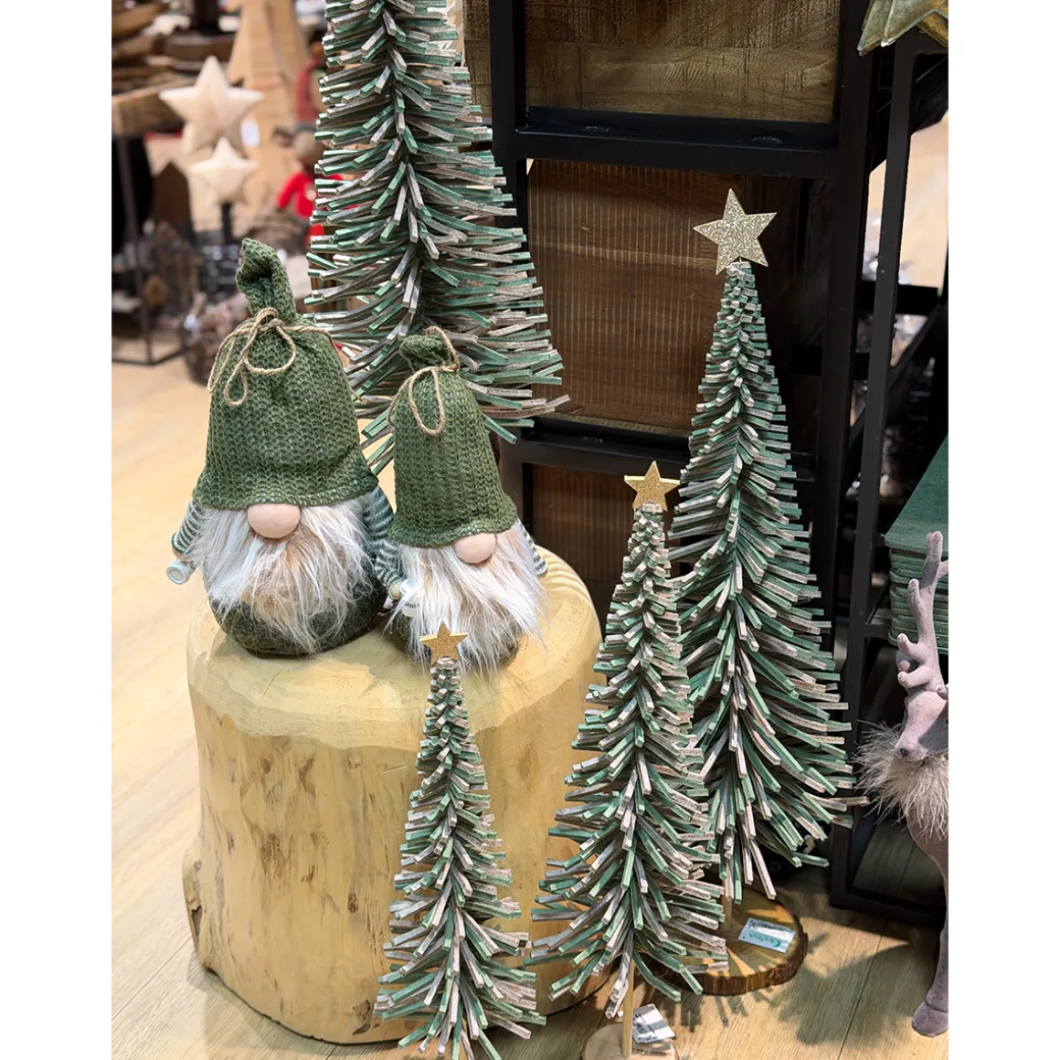 Deko Wichtel, kleiner Weihnachtswichtel mit Kaffeebecher to go, 28cm