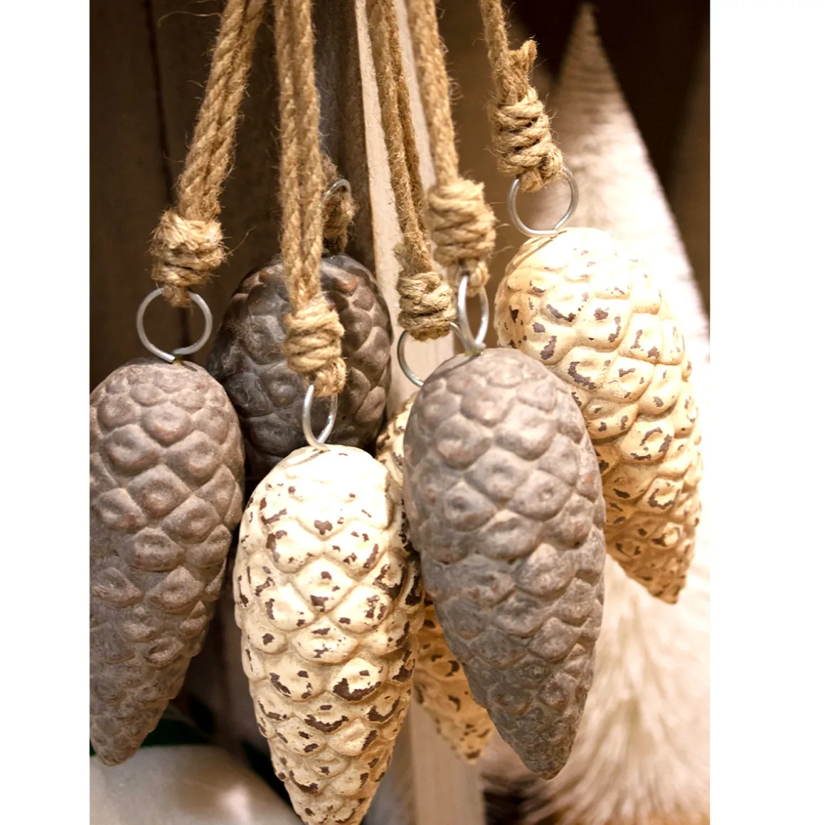 Deko Zapfen, Tannenzapfen grau used look, Zapfenhänger aus Keramik, 8cm