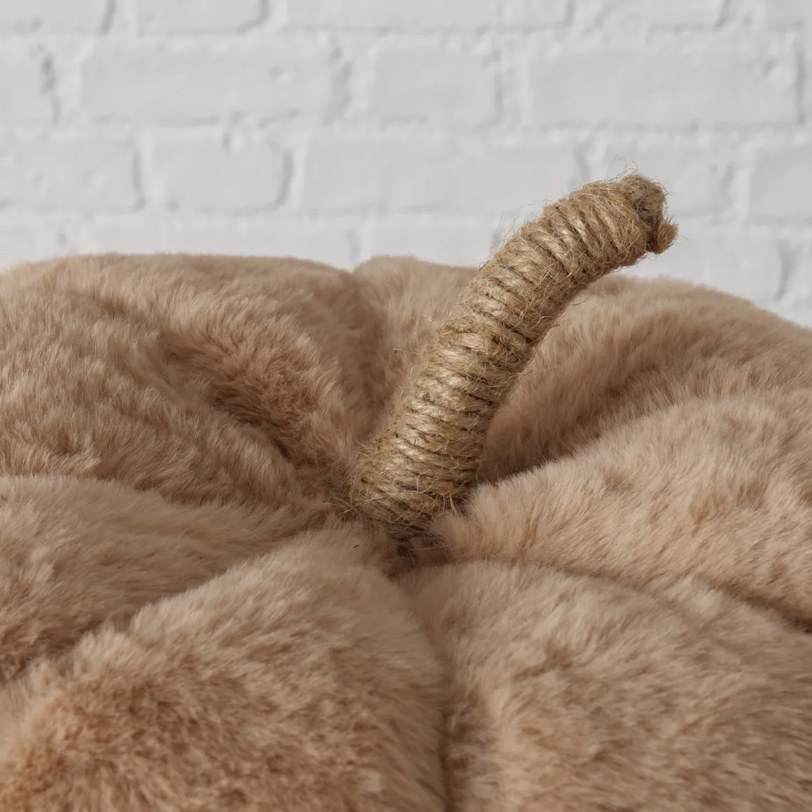 Deko Kissen Kürbis Johanne braun oder weiß, Plüschkissen in kürbisform, 30cm, Boltze Home Collection