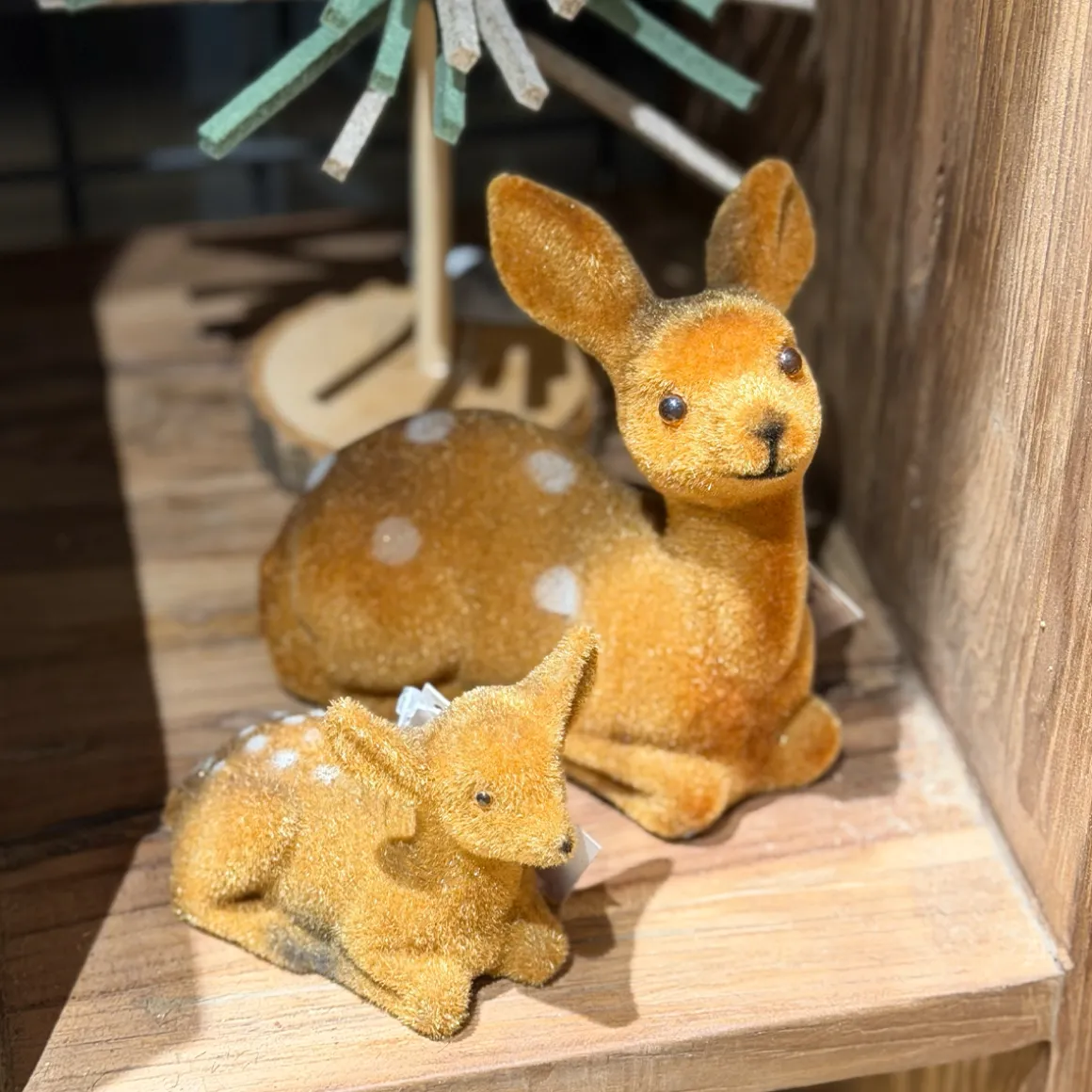 Deko Reh Bambi samtlook braun, kleines Kunststoffbambi liegend, 7cm