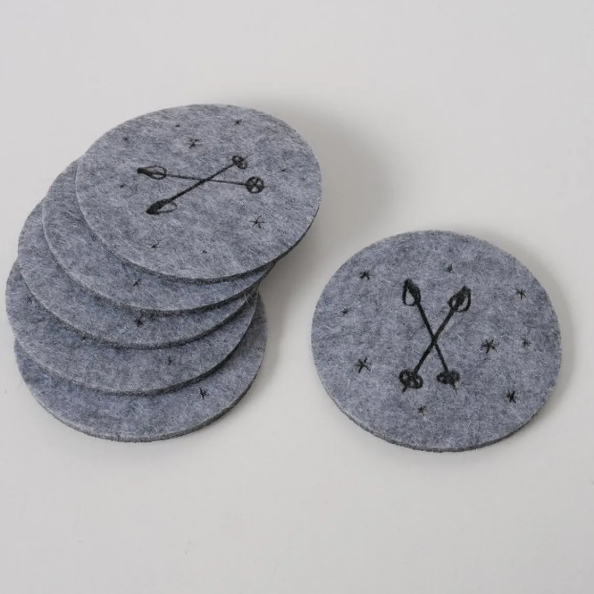 Filz Untersetzer Mountains Skistöcke, Ø10cm, Boltze Home Collections