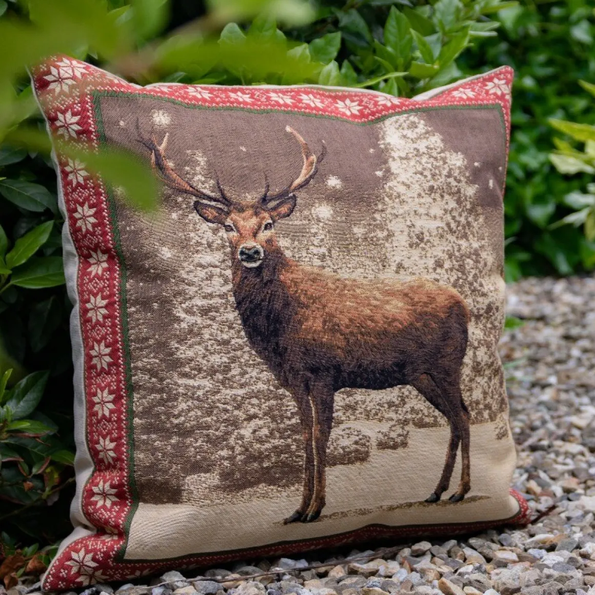 Gobelin Kissen Hirsch, Winterhirsch, roter Rand, 45x45cm, Mars & More