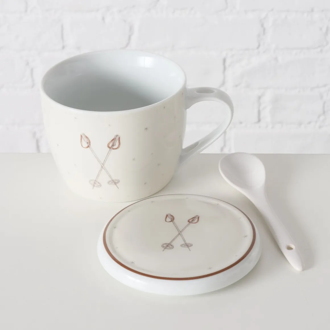 Jumbobecher Mountains Skistöcke, Henkelbecher mit Löffel und Deckel, 600ml, Boltze Home Collections