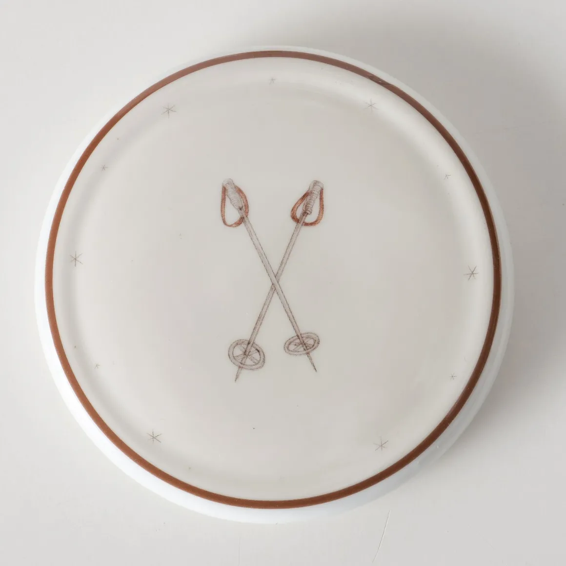 Jumbobecher Mountains Skistöcke, Henkelbecher mit Löffel und Deckel, 600ml, Boltze Home Collections