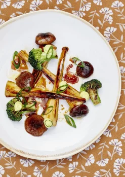 Keramik Speiseteller, Tabo, handgefertigt, weiß, Rand braun, 26,5cm, Mica Decorations