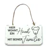 Metall Schild mit Spruch: Hier wohnt ein Hund mit seiner Familie, 20x12cm, Hänger, Gerrys Garden