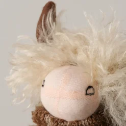 Plüsch Hochlandrind Buffy, Kantenhocker, kleiner brauner Büffeljunge mit Schlackerbeine, Boltze Home