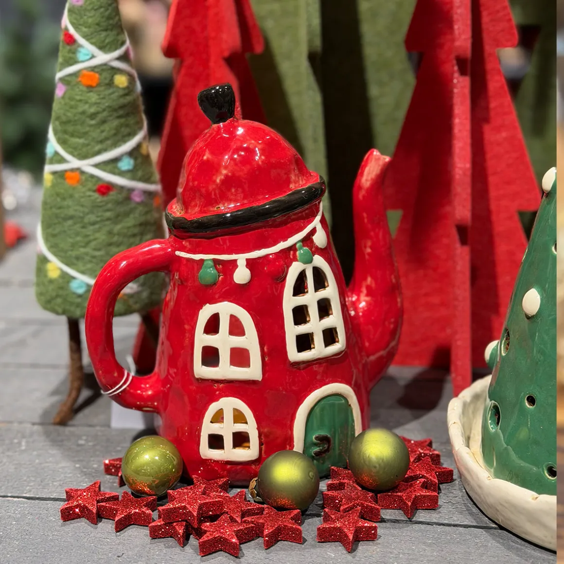 Windlicht Teekanne rot, lustiger Teekessel mit Fenster, Türe und Lichterkette