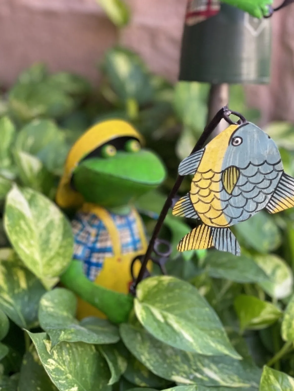 Zaunhocker Frosch Angler, Metallfrosch mit Angel und Fisch, gelbe Schürze, 25cm